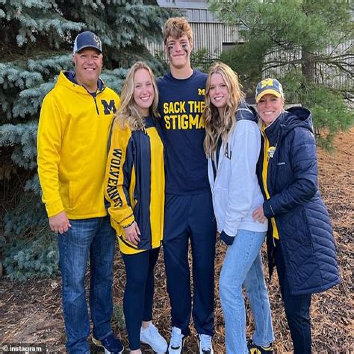 “Not a good look dad” – Social media slams Wolverines’ J.J. McCarthy’s father after he was caught GROPING the QB’s girlfriend mid-game
