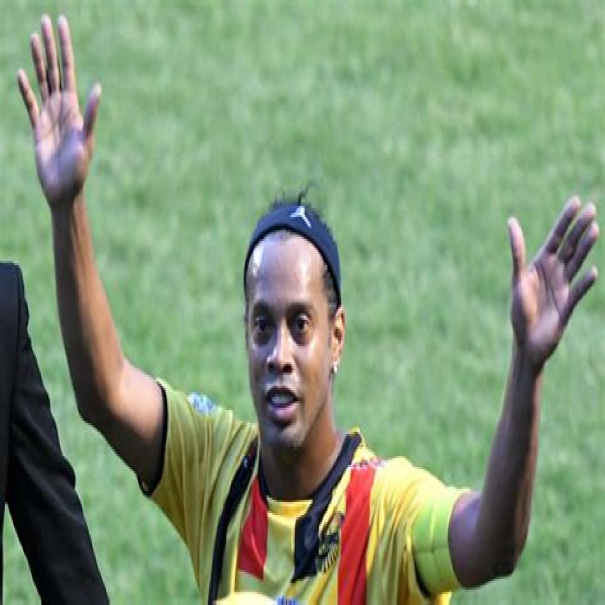 When Did Ronaldinho Announce His Retirement?